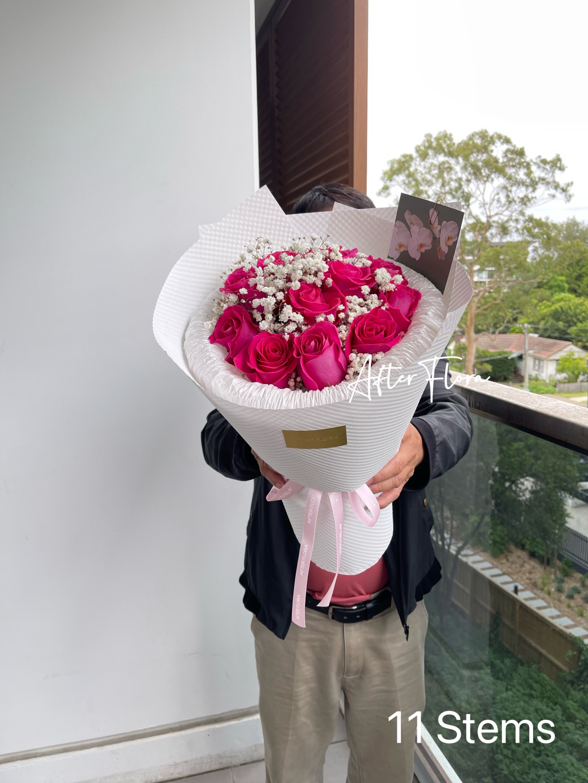 Hot pink roses+baby's breath