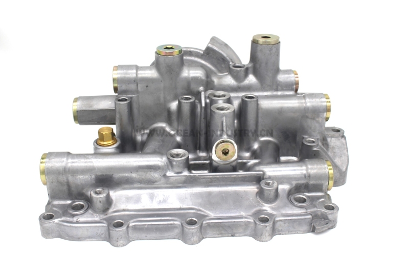 J05E Oil cooler cover