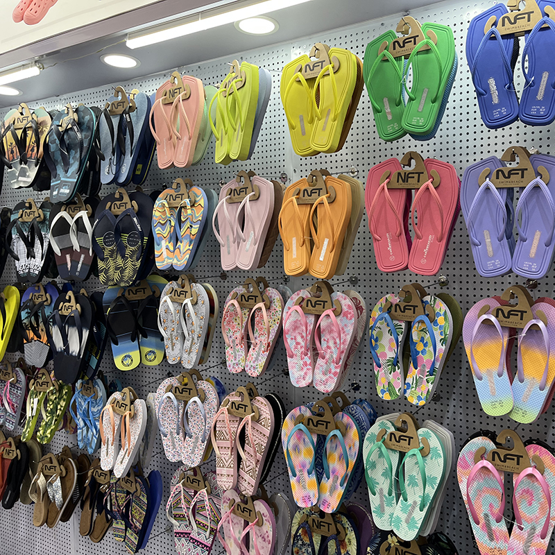 The Sustainability Debate: Plastic vs. Paper Shoes Hangers