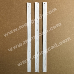 Mengcaii eco-friendly paper hanging strips are made from extra-hard paper, are recyclable and biodegradable, and replace plastic hanging strips for supermarket snacks, toys, and other goods.