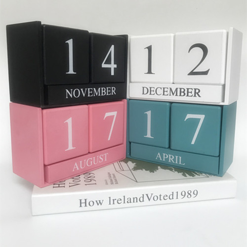 Novelty Wooden small stand Blocks Daily Perpetual Desktop cube Calendar for Home Decoration