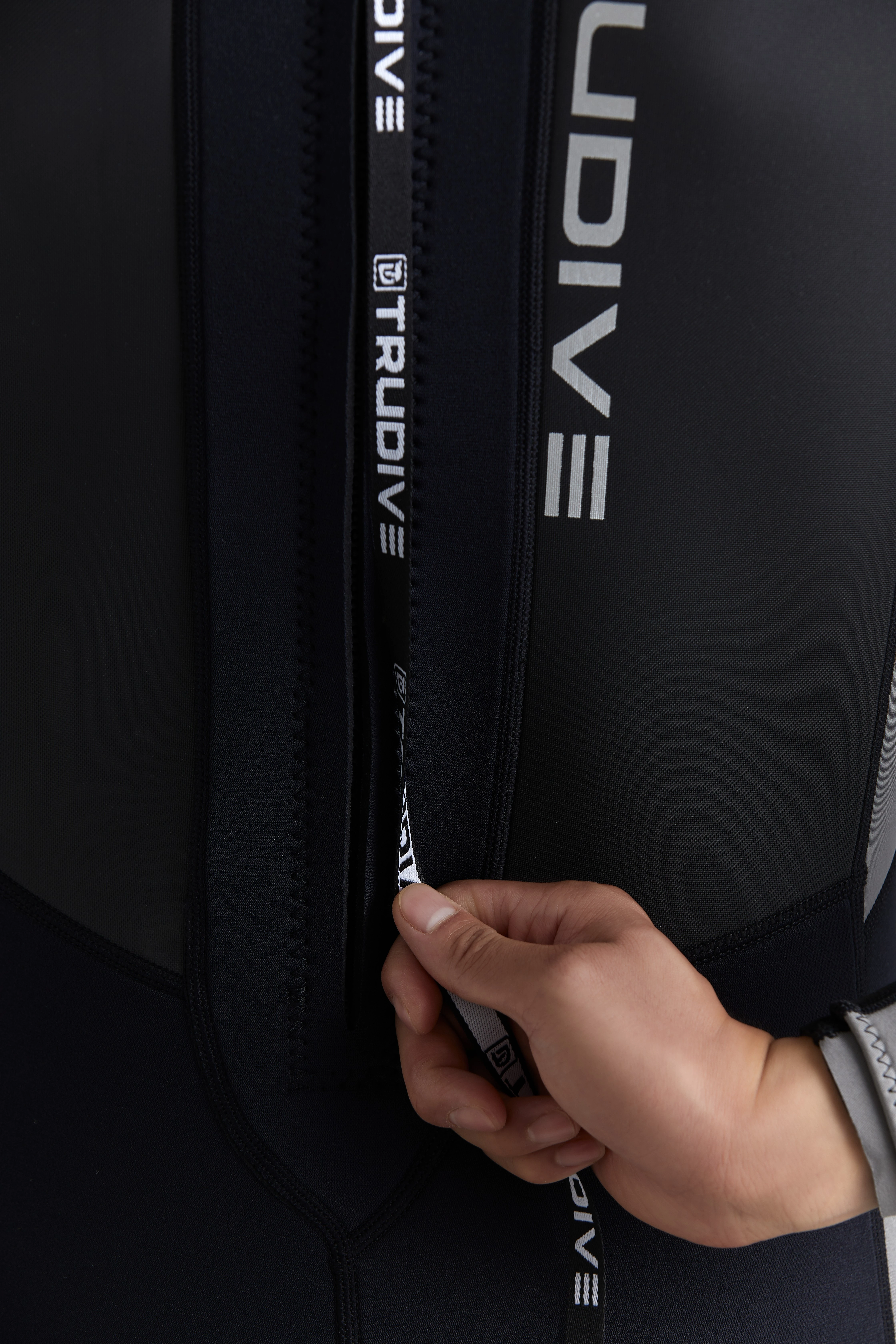 Man's Surfing Wetsuit 3mm chest zip closure detail