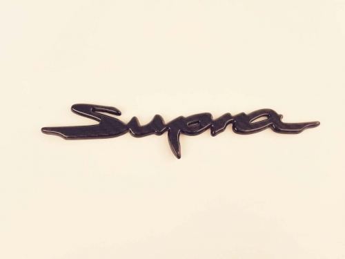 Эмблема «Supra» из углеродного волокна