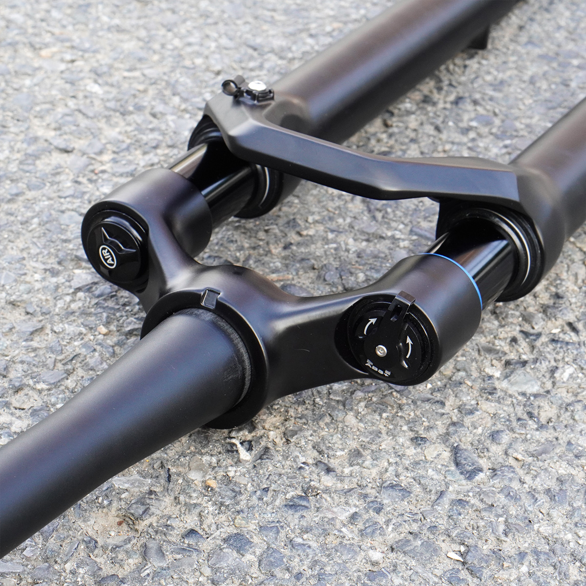 700C Road Bike Fork Suspension 100*12MM Rock Shox Air And Oil Shock Absorber Tapered Off-road Disc Brake Fork Gravel