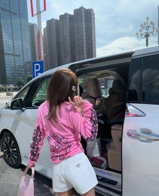 1:1 quality CH Pink Big Horseshoe Sanskrit Letter Sleeve Arm Cross Long Sleeve T-shirt