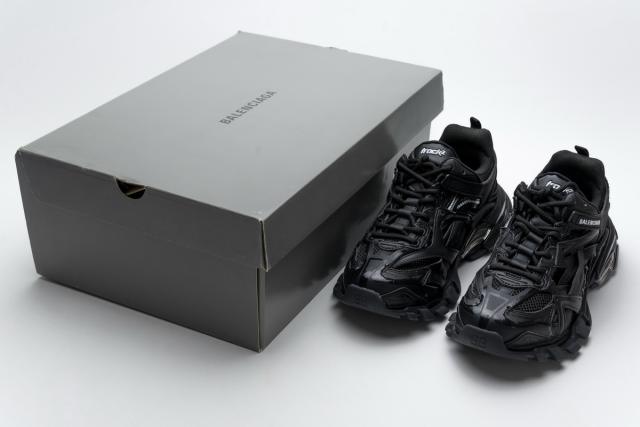 B Track.2 Sneaker Black 570391 W2GN1 1000