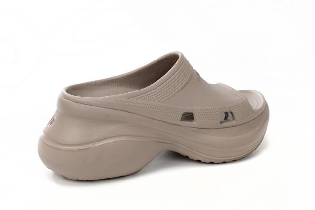 B x Crocs Pool Slide Sandal Beige 677386W1S8E2500
