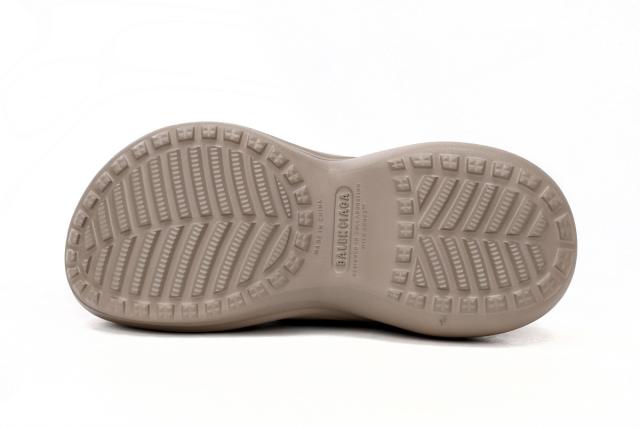 B x Crocs Pool Slide Sandal Beige 677386W1S8E2500