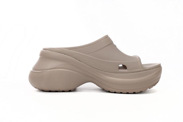 B x Crocs Pool Slide Sandal Beige 677386W1S8E2500