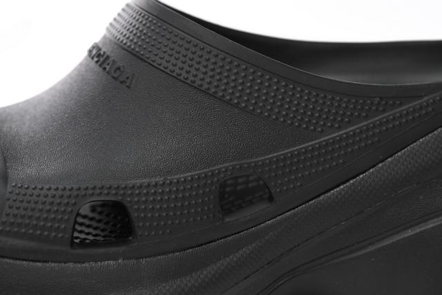 B x Crocs Pool Slide Sandals Black 677386W1S8E1000