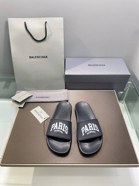 Foam capital letter print slippers