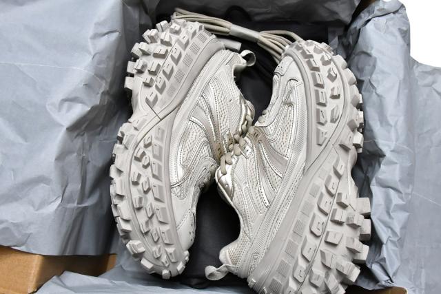 B Defender Beige 685613W2RA69700