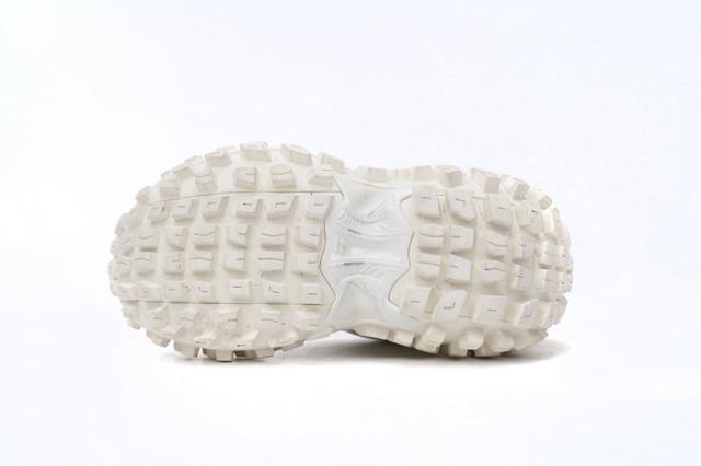 B Defender All White 685611W1RB31201