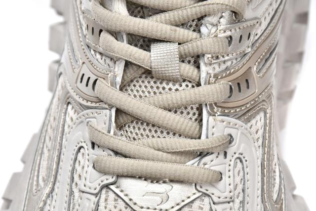 B Defender Beige 685613W2RA69700