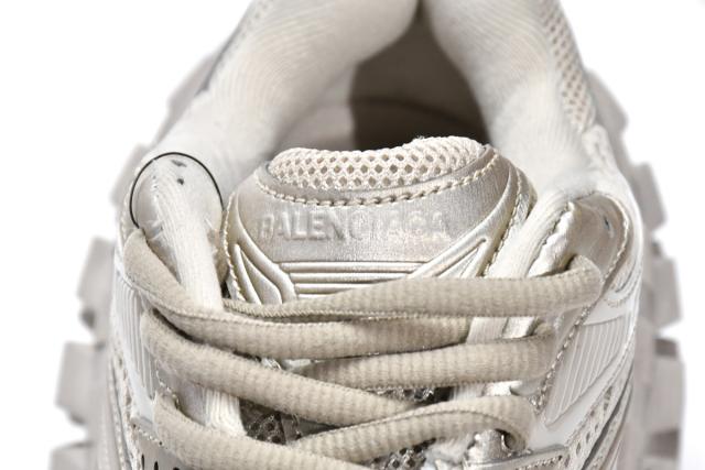 B Defender Beige 685613W2RA69700