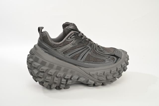 B Defender Black Gray 685611W2RA63000