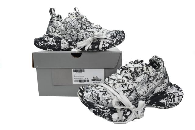 B 3XL Sneaker in White Graffiti 734731 W3XDC 0135