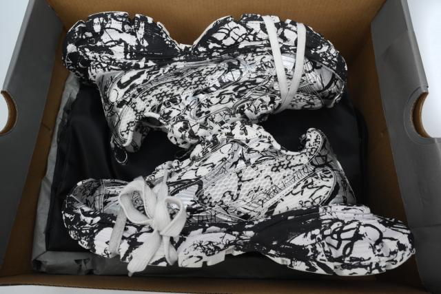 B 3XL Sneaker in White Graffiti 734731 W3XDC 0135