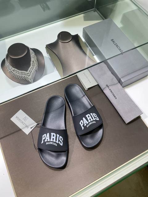 Foam capital letter print slippers