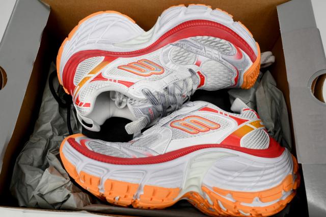 B Cargo White Orange 784342 W2MV2 9670