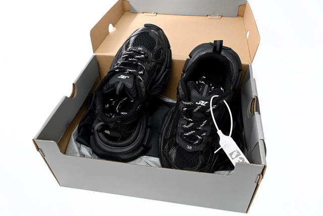 B 3XL Sneaker in All Black - 734733W2RC60203