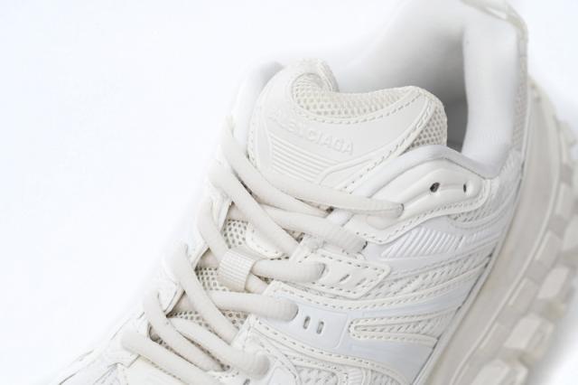 B Defender All White 685611W1RB31201