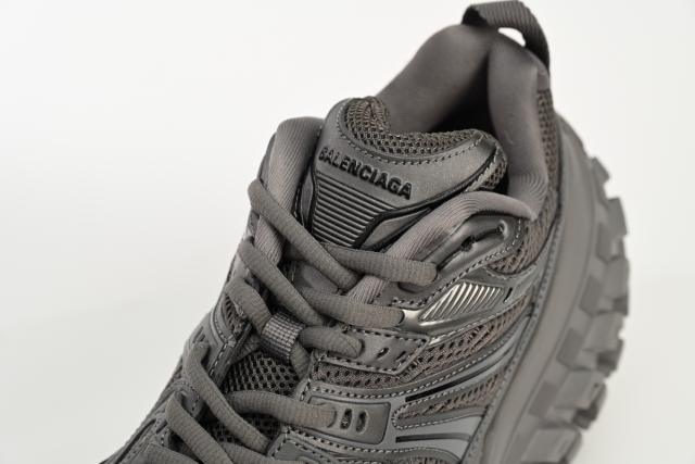 B Defender Black Gray 685611W2RA63000