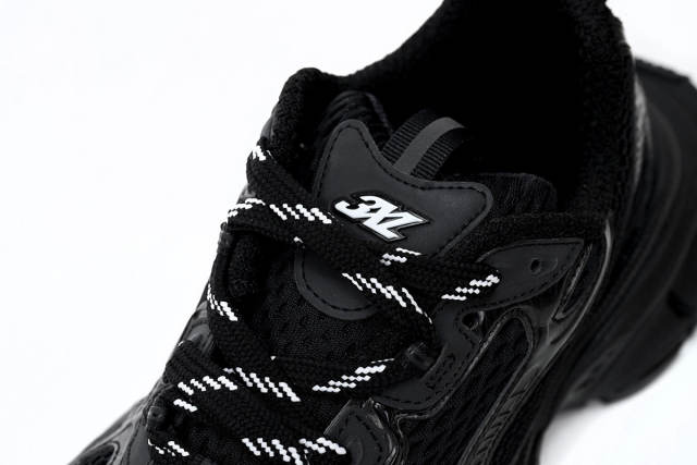 B 3XL Sneaker in All Black - 734733W2RC60203