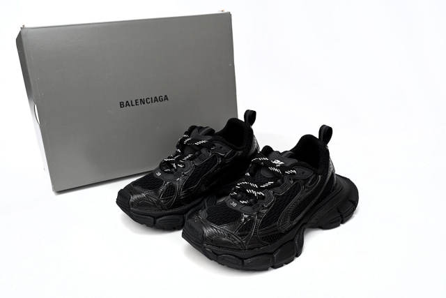 B 3XL Sneaker in All Black - 734733W2RC60203