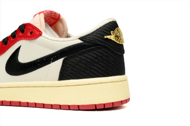 Air Jordαn 1's Low OG Trophy Room Rookie Card Away