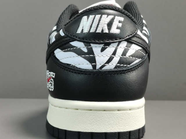 SB DUNK x QUARTERSNACKS ZEBRA