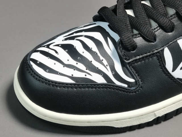 SB DUNK x QUARTERSNACKS ZEBRA