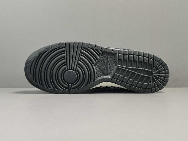 SB DUNK x QUARTERSNACKS ZEBRA