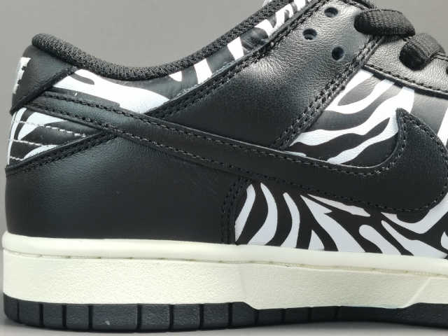 SB DUNK x QUARTERSNACKS ZEBRA