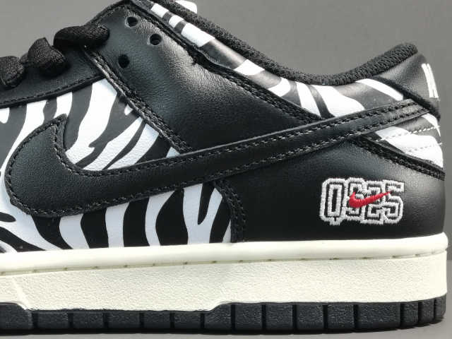 SB DUNK x QUARTERSNACKS ZEBRA