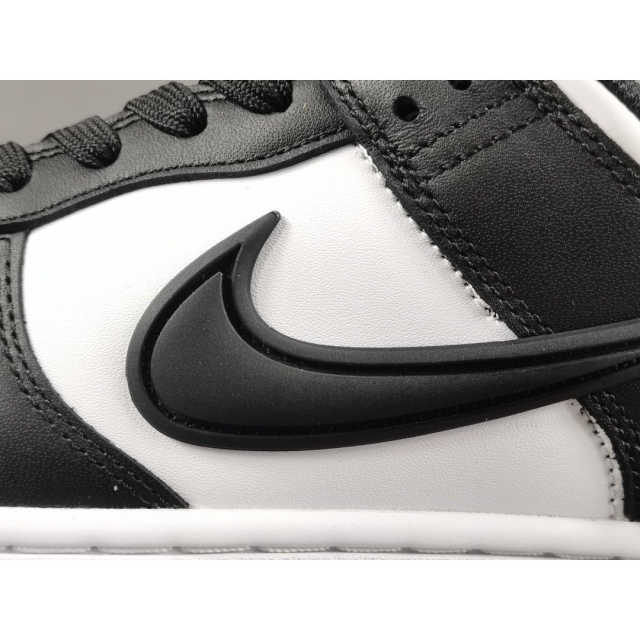 SB DUNK LOW TWIST x PANDA