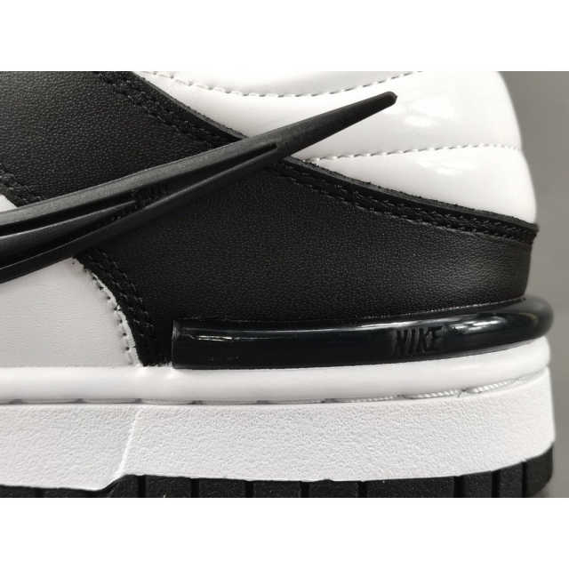 SB DUNK LOW TWIST x PANDA