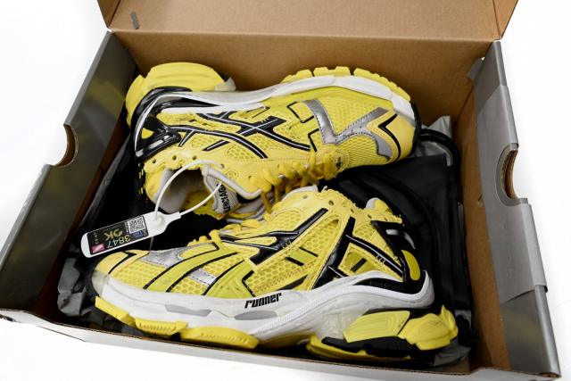 1:1 quality version B Runner Black Yellow 677402W2RD30510