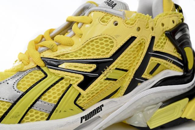 1:1 quality version B Runner Black Yellow 677402W2RD30510
