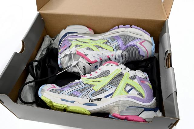 1:1 quality version B Runner Leather Free Grey Light Purple Neon Yellow White 677403W3RBP1745