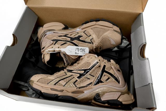 1:1 quality version B Runner Dark Brown 677402W1RA80125