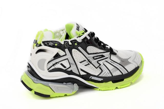 1:1 quality version B Runner Black, white, and Yellow 677402W3RBP1093