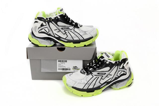 1:1 quality version B Runner Black, white, and Yellow 677402W3RBP1093