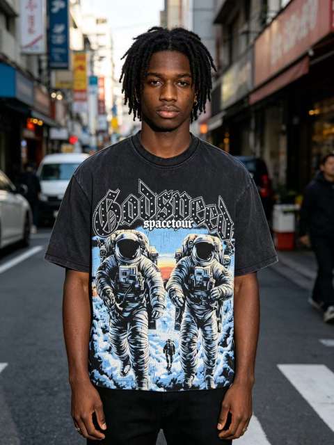Space astronauts wear old washed short-sleeved shirts 29033227