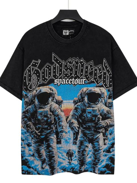 Space astronauts wear old washed short-sleeved shirts 29033227