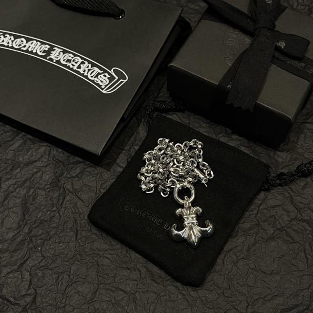 CH Vintage Solid Fleur-de-lis Thick Oval Link Necklace