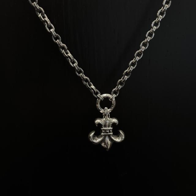 CH Vintage Solid Fleur-de-lis Thick Oval Link Necklace