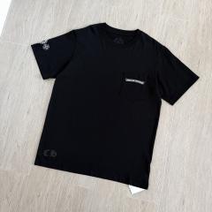 1:1 Top Quality CH Pink Dagger Gothic Letter Background Black Pocket T-Shirt