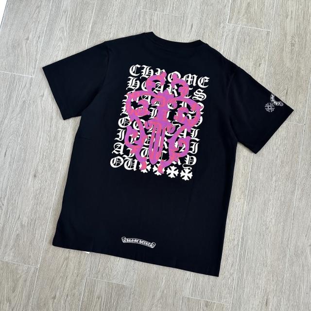1:1 Top Quality CH Pink Dagger Gothic Letter Background Black Pocket T-Shirt
