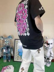 1:1 Top Quality CH Pink Dagger Gothic Letter Background Black Pocket T-Shirt